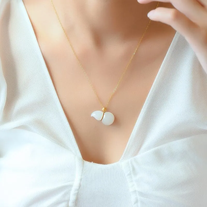 New simple natural Hetian jade gourd pendant