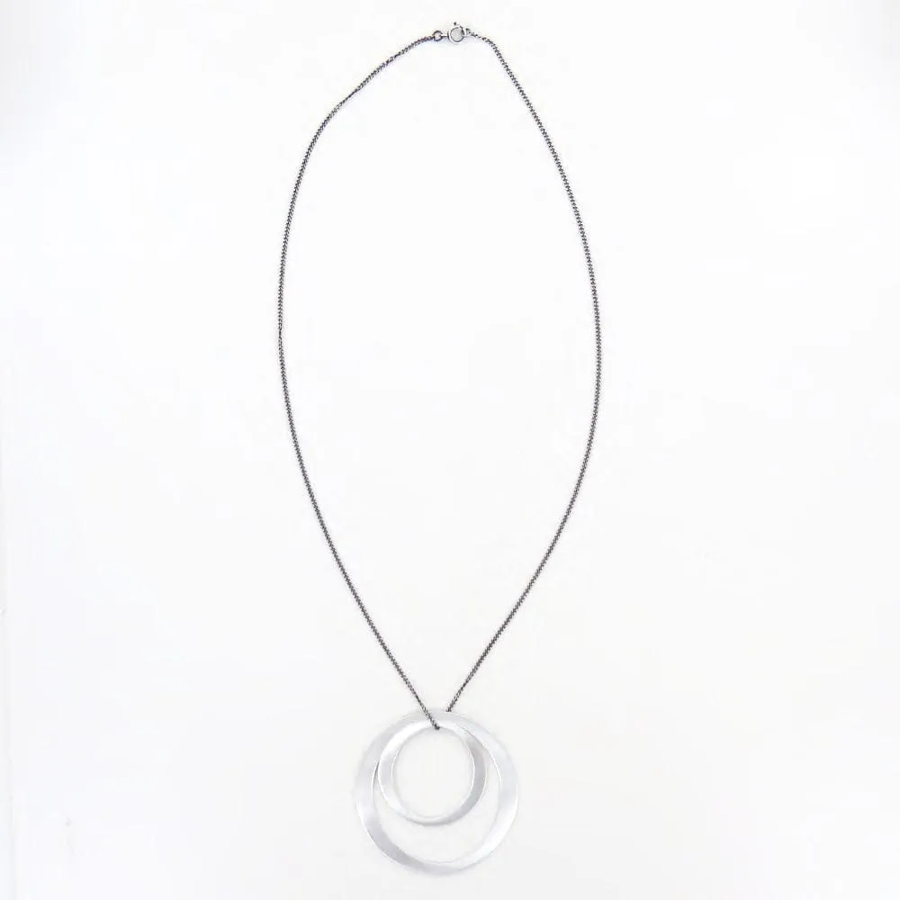 OVERLAPPING CIRCLE NECKLACE