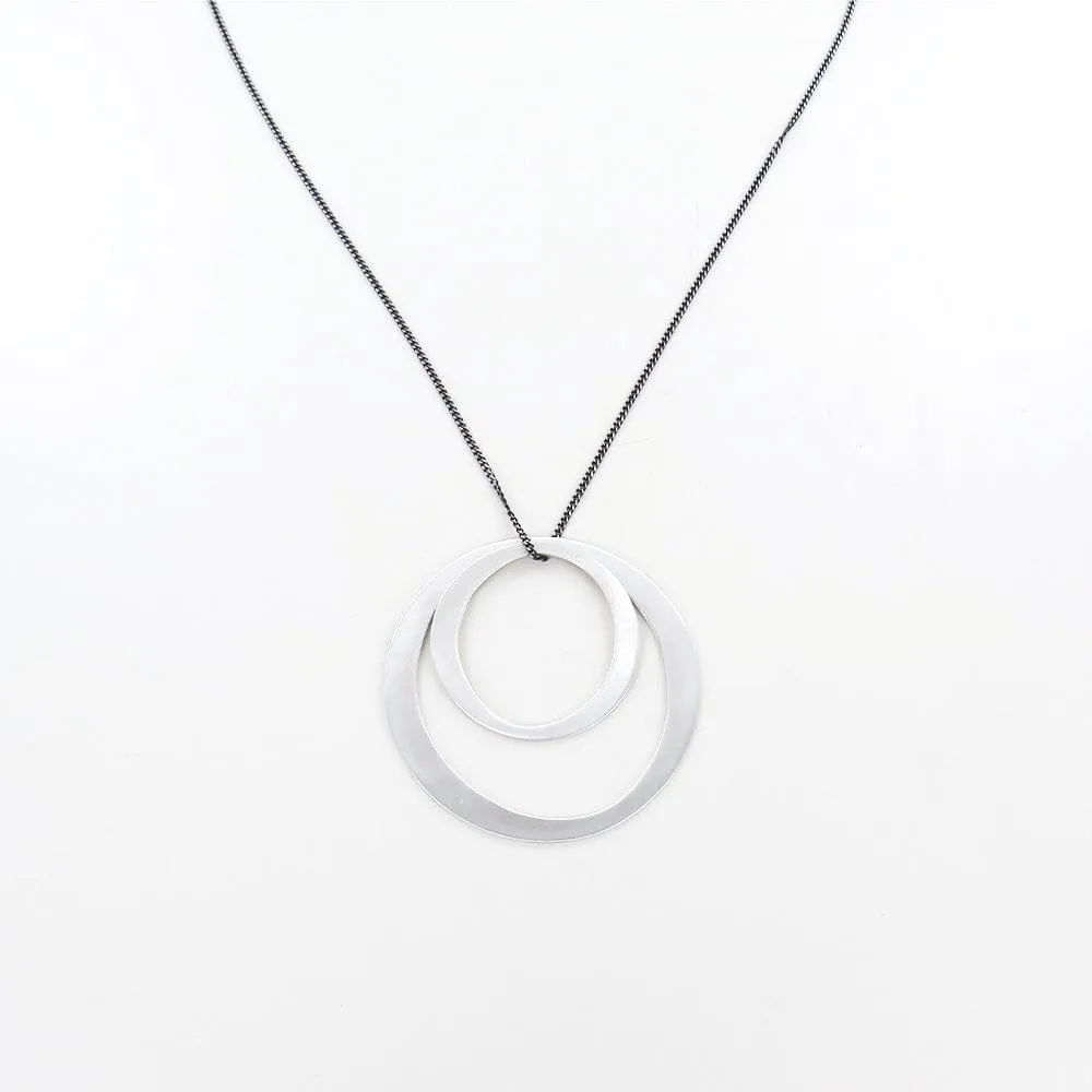 OVERLAPPING CIRCLE NECKLACE