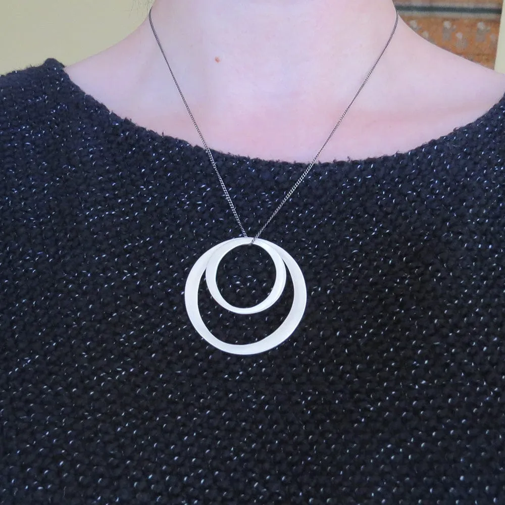 OVERLAPPING CIRCLE NECKLACE